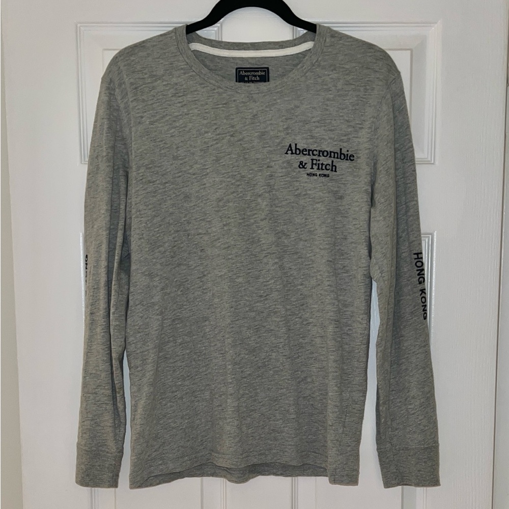 Abercrombie & Fitch Gray Hong Kong Logo Long Sleeve Tee XS